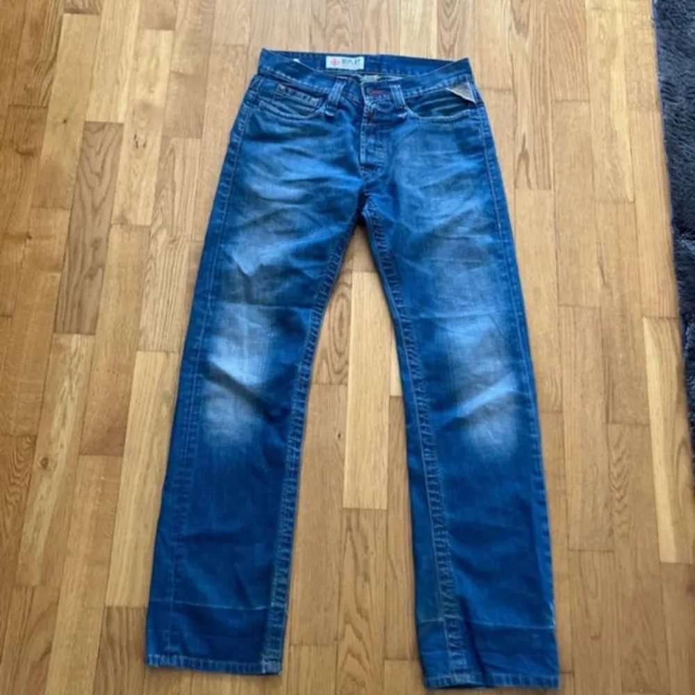 Säljer nu mina jeans de är i strl 29/32 och är straight fit modell. Skriv bara om ni har några funderingar . Jeans & Byxor.