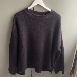 Stickad tröja från Gina tricot 🩷stor storlek men blir perfekt oversized på mig som är en S 