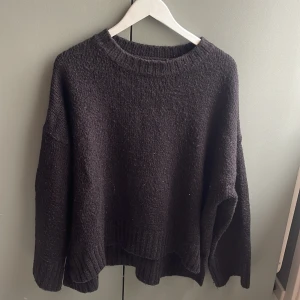 Stickad svart tröja  - Stickad tröja från Gina tricot 🩷stor storlek men blir perfekt oversized på mig som är en S 