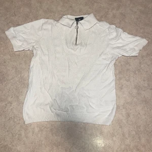 Quarterzip pikétröja  - En najs piké likande tröja med zip. Storlek M slimfit. Svarar på alla frågor.