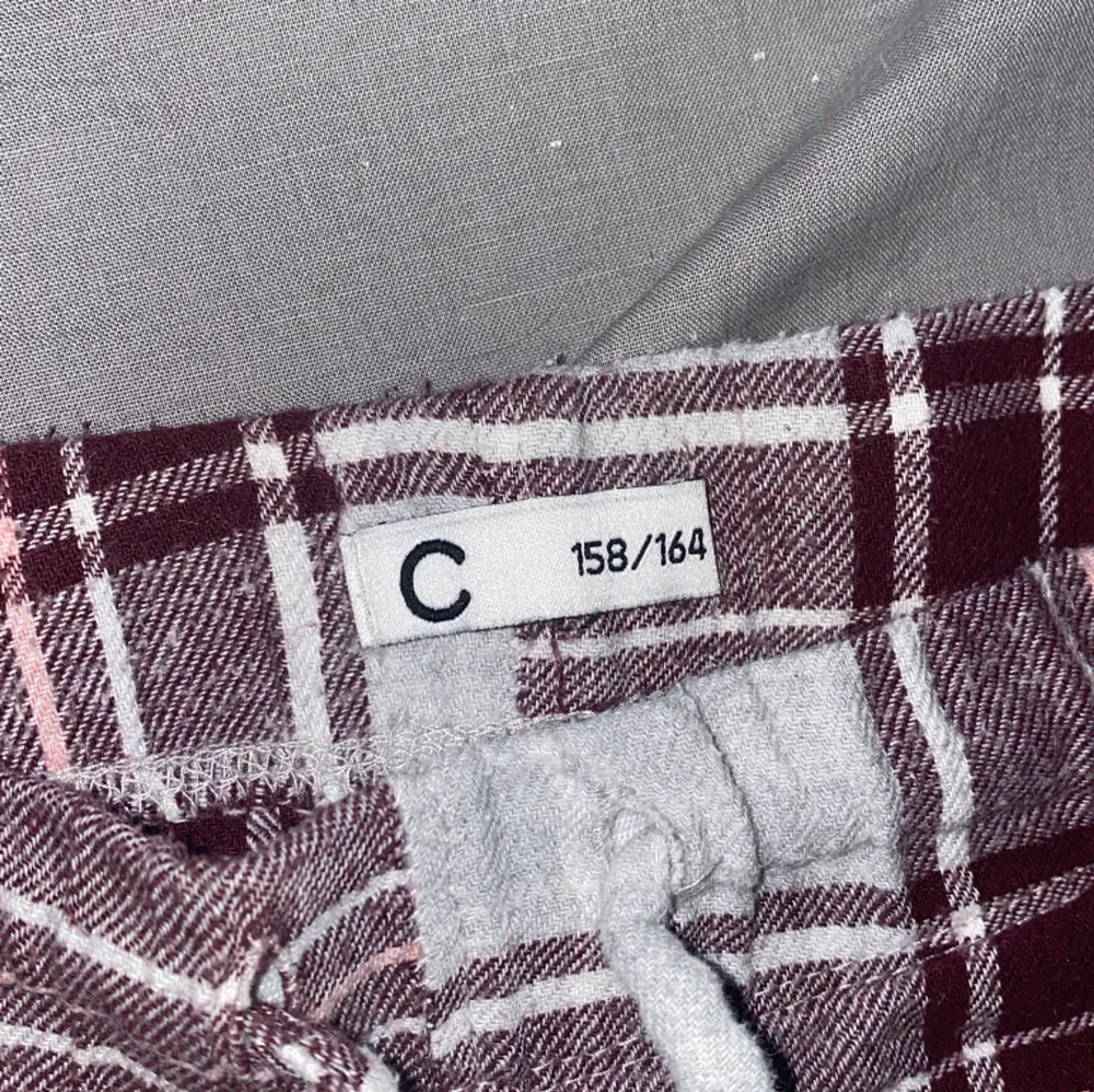Pyjamas byxor i storlek 158/164 passar tyvärr inte mig längre men väldigt fina och bra skick🤍. Jeans & Byxor.