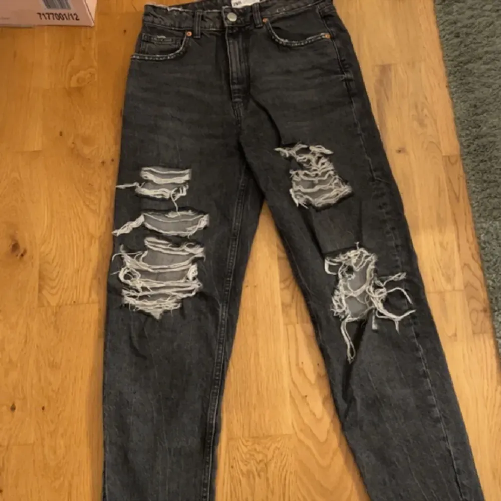 Säljer dessa boyfriend jeans ifrån zara med hål i då dom inte används längre. Jag står ej för kostanden på frakten. Priset kan ej diskuteras.. Jeans & Byxor.