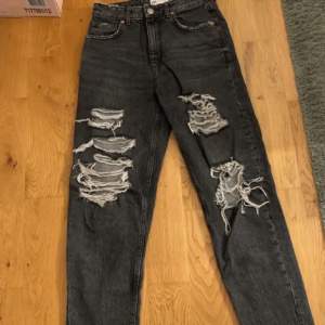 Säljer dessa boyfriend jeans ifrån zara med hål i då dom inte används längre. Jag står ej för kostanden på frakten. Priset kan ej diskuteras.