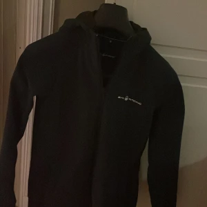 Sail Racing jacka - Fin jacka till våren och hösten. Sparsamt använd och skicket är näst in till perfekt. Hör av er för frågor och funderingar!