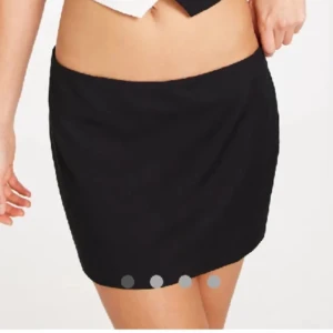 Lågmidjad minikjol - Säljer nu min fina Lågmidjad minikjol, är i storlek L men när den är så Lågmidjad passar den M. Använd fåtal gånger så väldigt fint skick!🩷