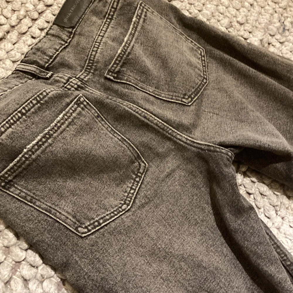 Säljer dessa as snygga Gina trocot jeans😍De är i storlek 158💕Där nere på byxorna som man se på bild 3 så är dem rippade men de är gjorda så⭐️ De är i fint skick och använda 2-3 gånger😊 . Jeans & Byxor.