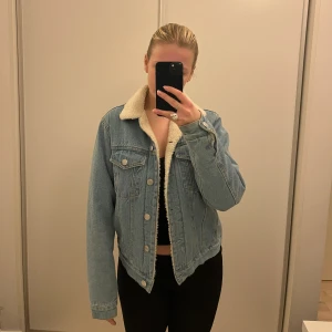 Jeansjacka - En jeansjacka med teddy. Supersnygg lite varmare vårjacka. Storlek XS men passar mig som är S/M💗