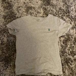 V ringad t-shirt från Ralph lauren i storlek XS. Säljs pågrund av att den är för liten.