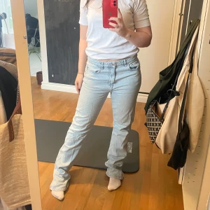 Lågmidjade jeans - Lågmidjade ljusblåa straight jeans som aldrig är använda pga för stora för mig🩵