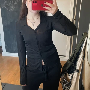 Söt svart topp - Söt svart topp från Bikbok🖤 Har cool textur samt knappar och krage, aldrig använd!