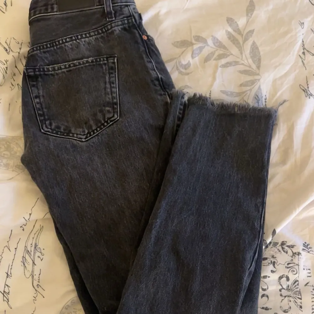 säljer dessa jeans ”perfect jeans” som är från ginatricot💗 de har en slits och är även lite fransiga längst ner! (mid waist). Jeans & Byxor.