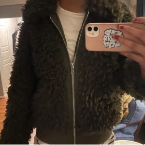 Grön Teddy jacka - Intresse koll på min jättetrendiga hm jacka! Storlek 38 passar (S)