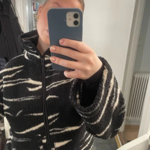 H&M Teddy Jacka - Säljer min randiga Teddy jacka från H&M, slutsåld på hemsidan🤍Använd 2 gånger så den är i nyskick! Storlek M passar XS-M beroende på hur man vill att den ska sitta