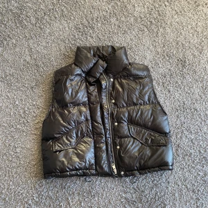 Vädt  - En fin väst som har inte används perfekt nu till våren 🎀