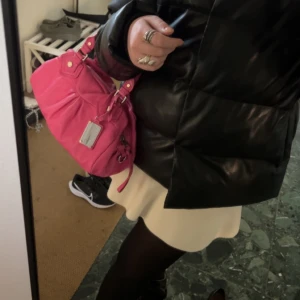 Rosa Marc Jacobs väska  - En så fin och unik Marc Jacobs väska som inte säljs längre! Det är en classic q modell och den är en så fin rosa färg🩷 