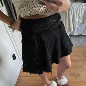 Festfin kjol från Zara i stickat material med glitter och paljett detaljer. Så snygg🙏🏽 I storlek S