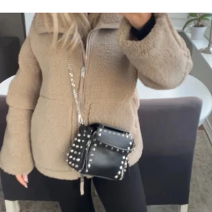 Teddy jacka  - Säljer min beigea Teddy jacka, knappt använd. Som är i toppen skick. Jackan är stor i storlek  (lånad bild)🤎