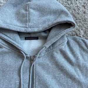 Hoodie fr. Brandy Melville  - Onesize, stor modell. Knappt använd, så i nyskick! 100:-