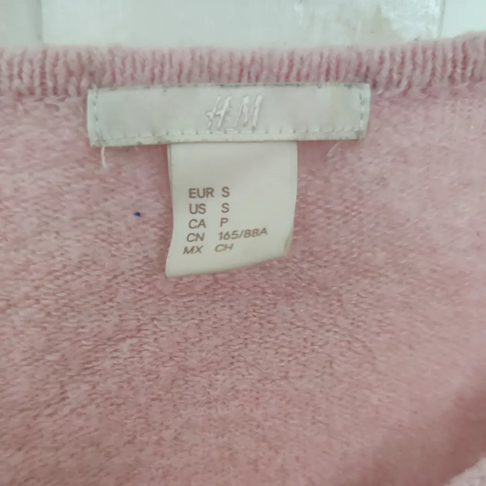 Säljer denna fina tröja då den inte kommer till användning. Från HM i storlek s och är i nyskick. 120kr+frakt❤    . Stickat.