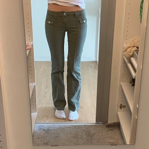 Gröna hm jeans - (Har sprättat upp de där nere så att de blev längre.)  Innerbenslängd: 81 cm Midja: 33 cm (stretchiga)
