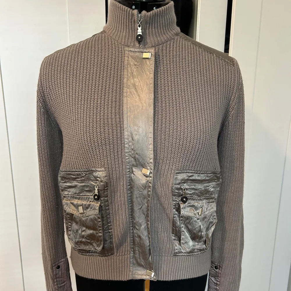Super fin ribbad tröja med drag kedja och silver detaljer. Köpt vintage i Tokyo.. Tröjor & Koftor.