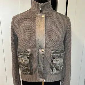 Super fin ribbad tröja med drag kedja och silver detaljer. Köpt vintage i Tokyo.