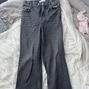 Ett par högmidjade långa jeans i rak modell från ZARA. I storlek 36/38. Jag är 174 och det är långa på mig. Snygg grå färg och går att sy till lågmidjadjat om de skulle viljas☺️ Skicka DM för bättre bild!💕