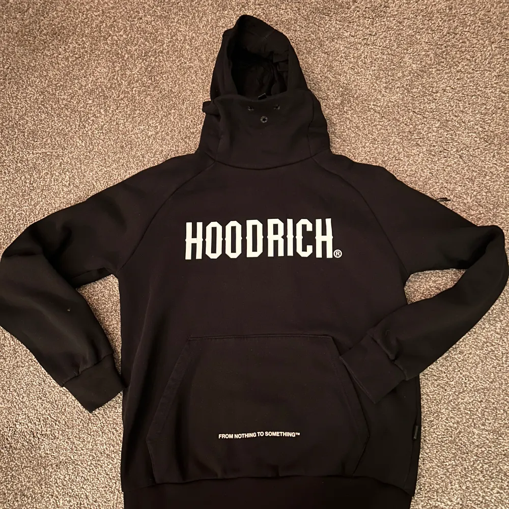 Hoodrich luv tröja med hög krage vid hals, fint skick! . Hoodies.