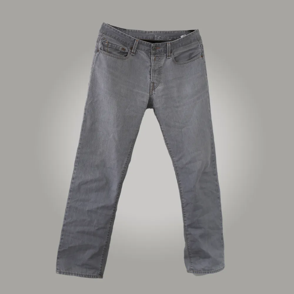 Raka vintage Replay jeans i storleken W33! Skick: 9,5/10, använda någon gång men inga synliga fel. Perfekta inför sommaren! Skriv för fler bilder eller vid funderingar 🤝. Jeans & Byxor.