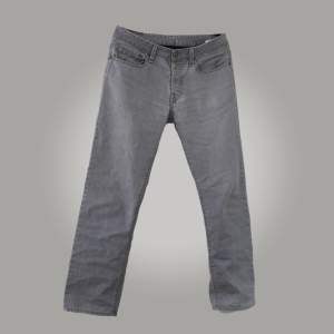 Raka vintage Replay jeans i storleken W33! Skick: 9,5/10, använda någon gång men inga synliga fel. Perfekta inför sommaren! Skriv för fler bilder eller vid funderingar 🤝