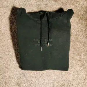 Säljer en mörkgrön hoodie från H&M. Jag säljer den eftersom jag har växt ur den. Plagget är sparsamt använd och har inget slitage på sig.