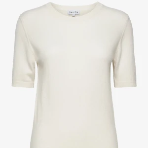 Kaschmir T-shirt ❤️ - Säljer denna kaschmir tröjan den Jacqueline pga att den inte kommer till användning. Plagget ser nästan exakt ut som på bilden ( inte samma tröja) ❤️ INGA DEFEKTER. Ser helt ny ut. Storlek M  men passar även mig som är XS och S TRYCK GÄRNA PÅ KÖP NU
