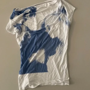 Färgstänkt tshirt - Sjukt snygg färg stänkt t shirt i storlek M! Den är typ som en off-shoulder tröja fast de är en t shirt.  Stretchigt material, inga defekter. Säljer då den inte passade mig🩷