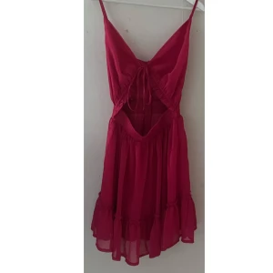 Rosa klänning - Fin rosa klänning, nästan neon i färg skulle jag säga. Perfekt till sommaren. Köpt second hand men i väldigt bra skick. Frakt ingår ej i pris. 💕