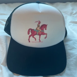 Fröken snusk keps  - Säljer min fröken snusk keps som är helt oandvänd och bara testad en gång! Lappen sitter kvar och nypris är 350! 