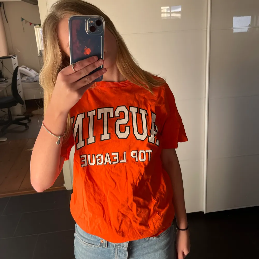 T shirt med Austin tryck i Orange. Knappt använd. Kontakta för mer bilder och info!. T-shirts.