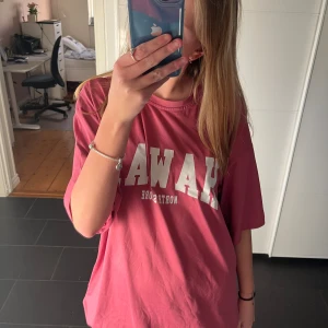 T shirt - T shirt med Hawaii tryck. Knappt använd. Kontakta för mer bilder och info!