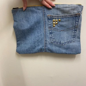 Skräddarsytt datorfodral  - Exklusivt datorfodral (13 tum) med guldiga nitar och en elegant gullig dragkedja.  Skydda din dator med stil!