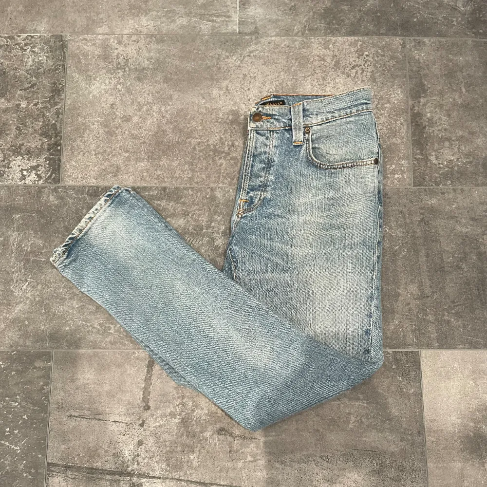 Nudie jeans i modellen grim tim. Skick 9/10. Storlek 31/32. Färgen heter Fade blue. Tveka inte att kontakta mig vid fler bilder eller frågor!. Jeans & Byxor.