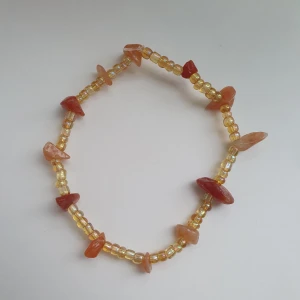 Custom armband - Söta handgjorda pärlemor armband i massa färger! Finns möjlighet till custom orders (skriv en dm så visar jag alla färger, kristaller samt annat jag har att välja bland ☺️). Armband simpel 15kr Armband med kristaller eller berlock 30kr