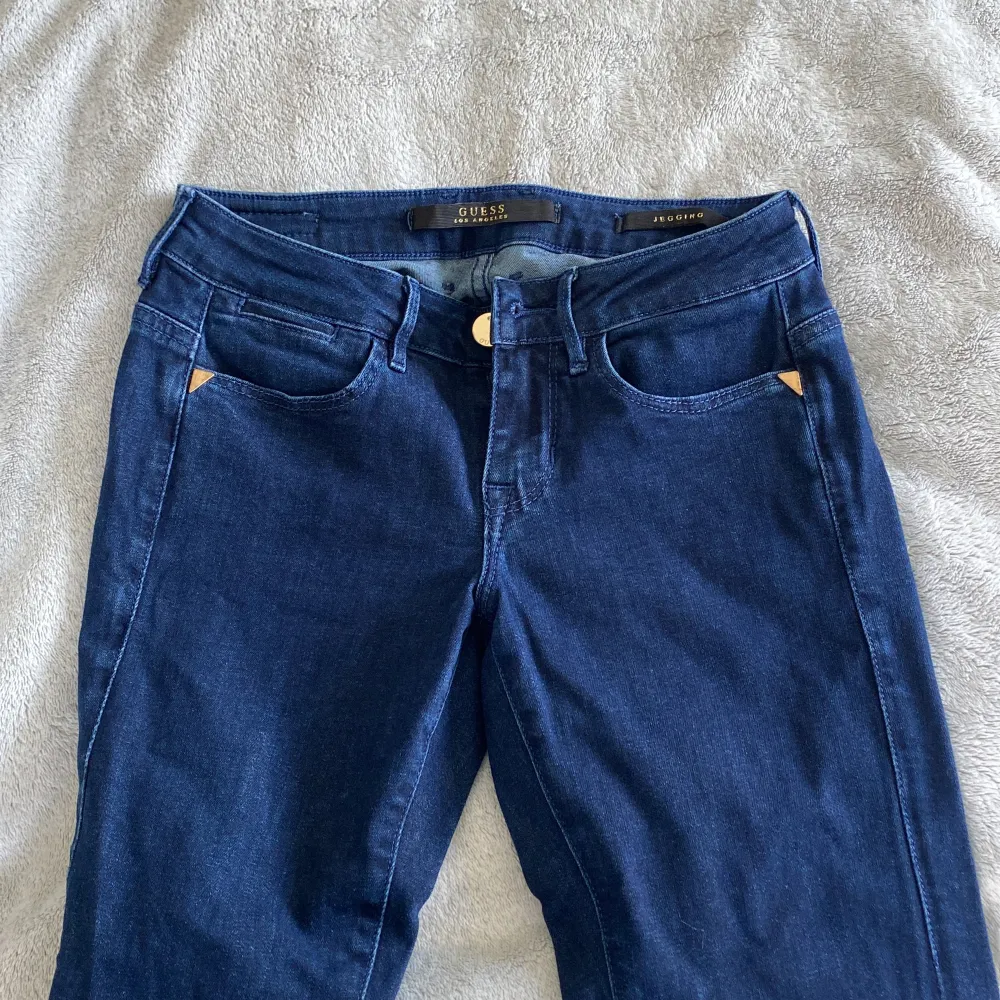 Tightare lowwaist jeans från Guess i W24. Aldrig använda. Jeans & Byxor.