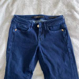 Tightare lowwaist jeans från Guess i W24. Aldrig använda