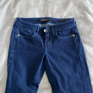 Jeans från Guess - Tightare lowwaist jeans från Guess i W24. Aldrig använda