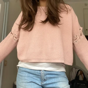 Tröja med snörning  -  Cool tröja med snörning på armarna!