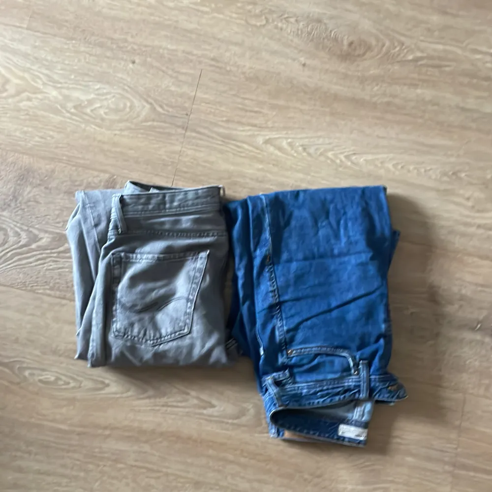 Två pack jack and jones jeans i storlek 28/32 loose/chris fit. Jeans & Byxor.