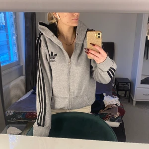 Grå retro Adidashoodie - Cool adidad zip up hoodie som är såå mysig den är i storlek XL men har använt den som oversized bara, den är lite nopprig men inget som är för grovt Skriv om frågor😊 Kolla bio