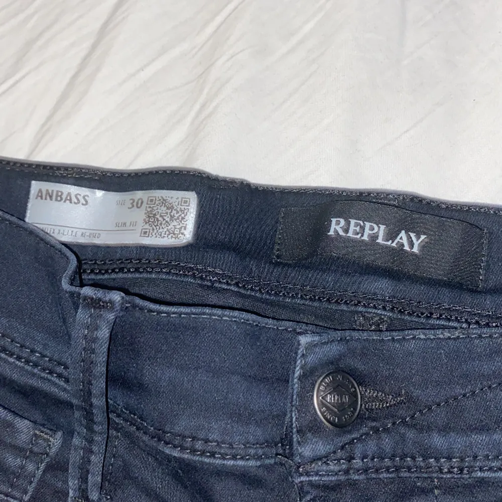 Säljer mina Replay anbass hyperfelx jeans i mörkblå skiktet är 8/10 Strl30/30 Pris:500. Jeans & Byxor.