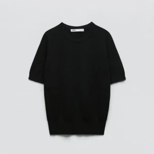 Stickad t shirt zara - Stickad t shirt från zara i storlek S ! Köpte för typ 300 och knappt använd. Kan skicka egna bilder om någon vill det 🤍