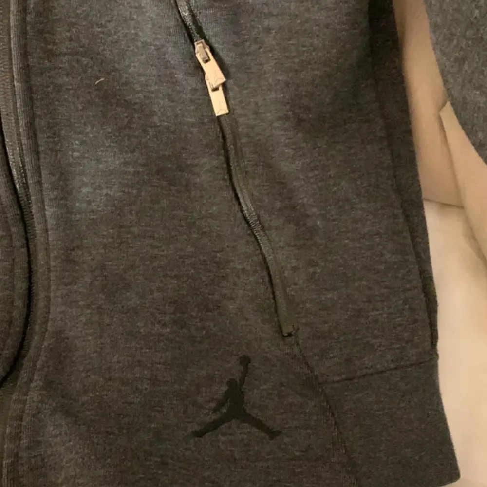 En varm och tjock Jordan zip up hoodie som passar både tjej och kille i storlek 10-12 år/ 152cm. I färgen mörk grå👍 äkta såklart men vet ej nypris. Knappt använd så skulle säga att den är i gott skick. Hoodies.