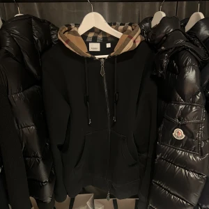 Burberry Hoddie - Säljer denna sjukt snygga och sällsynt Burberry hoddie. säsongens ny släppta hoddie, denna ligger på 10k nypris❗️Självklart äkta❗️Frågor i pm🍾
